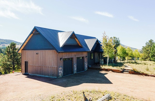 Little Topsey Modern Mountain Cabin - Custom Home - Hot Tub - Mountain Views