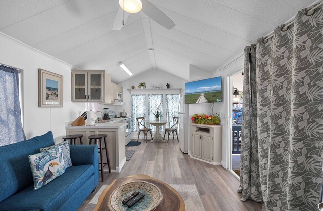 LIV Resort: Cottage with Private Jacuzzi/Pet Friendly