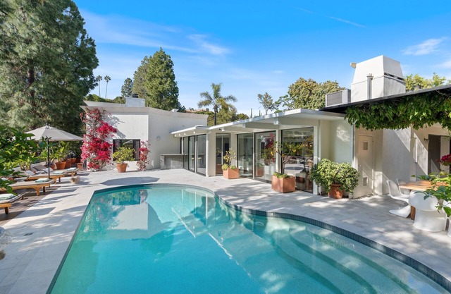 Vive como una estrella en este lujo COMPLETAMENTE atendido Beverly Hills Villa, 4BR + / 5B