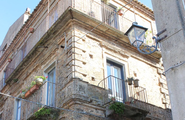 Situado en una de las ciudades más bellas de Calabria, en una propiedad de 700
