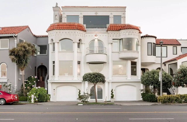 Espectacular, moderna casa frente a la bahía en Marina Blvd