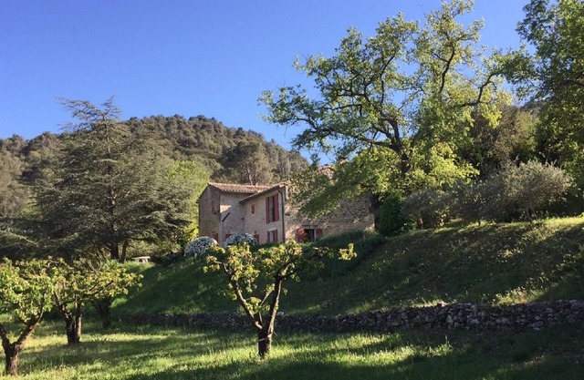 Situado bonita villa provenzal con casa de huéspedes y piscina grande en Menerbes