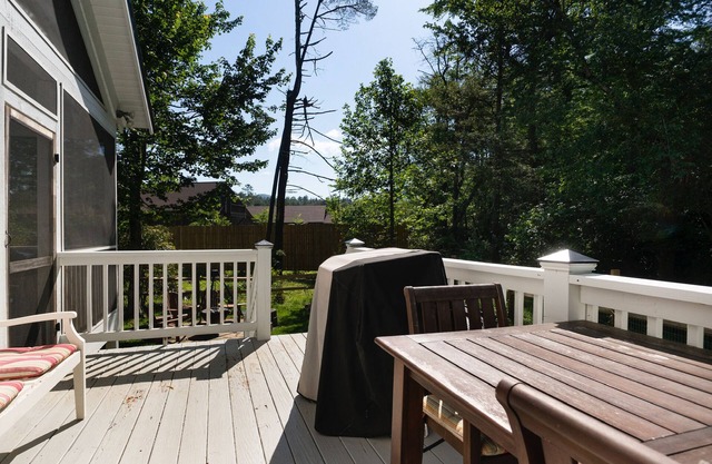 Location is 5 minutes to the Crossroads of Cashiers!!