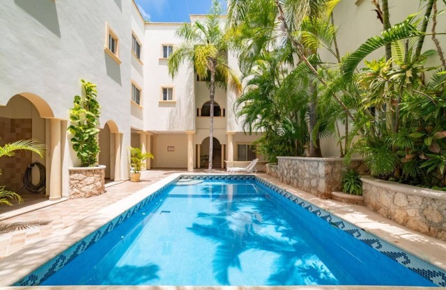 Location, Location, Location!! Beautiful Modern Condo 1 Blk from Beach/5th Ave