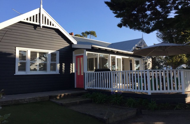 Location & Luxe in 'Barwon Heads Central' - Beach, Pub & Cafes at the door ...