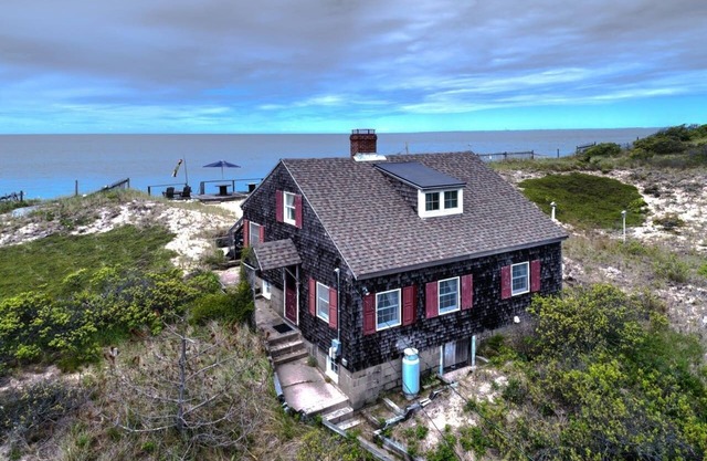 Ubicación, ubicación! Waterfront- Beachfront Cottage