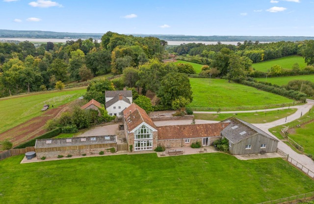 Lodge Barn, Forest of Dean - sleeps 18 guests in 9 bedrooms