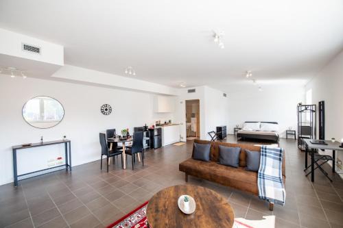 Loft zona Stazione Centro con Wi Fi, Cucina & Parking Free