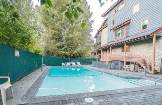 Lofted1BR, Sleeps 4, Pool, Parking, Near Shops & Lake