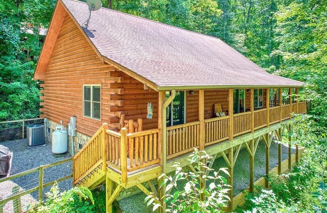 Log Cabin in a Gated Community! WIFI. Fire Pit w/ wood provided! Pet-friendly