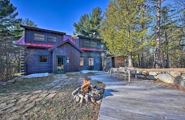 ¡NUEVO! Grand Log Cabin w / Hot Tub, 4 millas a Whiteface