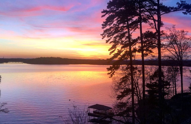 Cabaña de troncos en el lago Keowee-Big Lake / Vistas a la montaña-Hermosas puestas de sol durante todo el año
