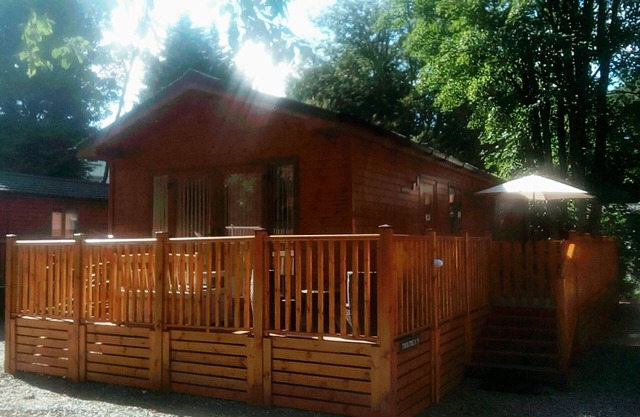 Cabaña de madera en las orillas del lago Windermere, rodeada de un paisaje impresionante
