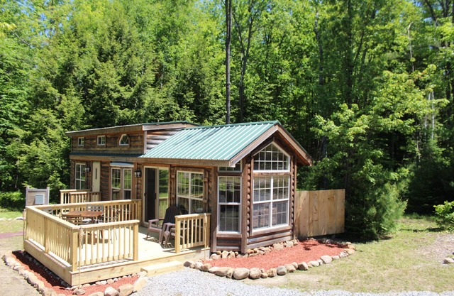 Log Cabin Tiny Home en Adirondack Ranch