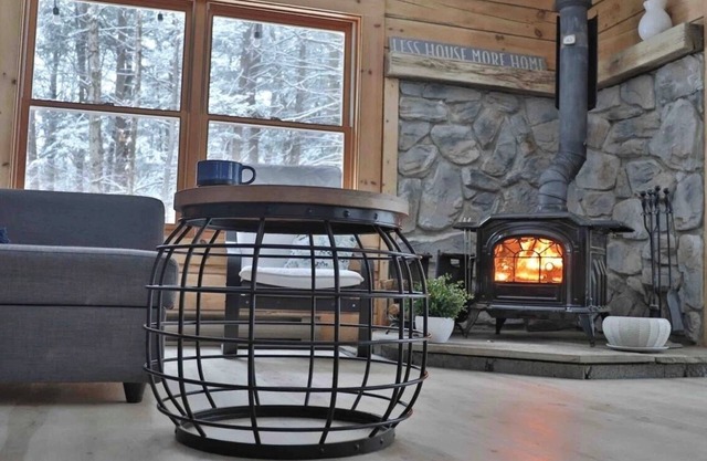Log Cabin with Modern Amenities - Five Star Rating on Air