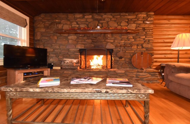 Cabaña de madera, chimenea a leña, bañera de hidromasaje, piscina, admite mascotas, Asheville, NC