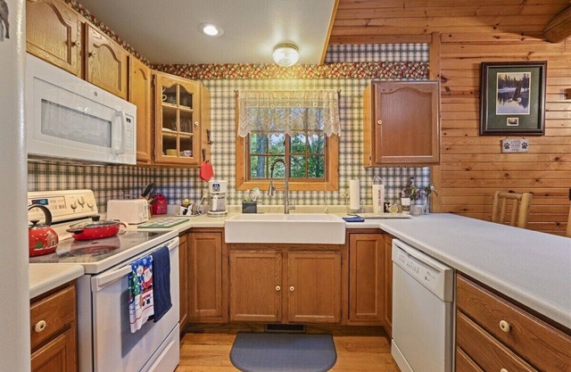 Log Home near Lake - *Fish *Boat *Bike *Pets