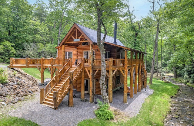 HIDEAWAY LOG HOME - AL LADO DE CREEK / CERCA DE LA CIUDAD / CAMINATAS DE SENDERISMO / MASCOTAS