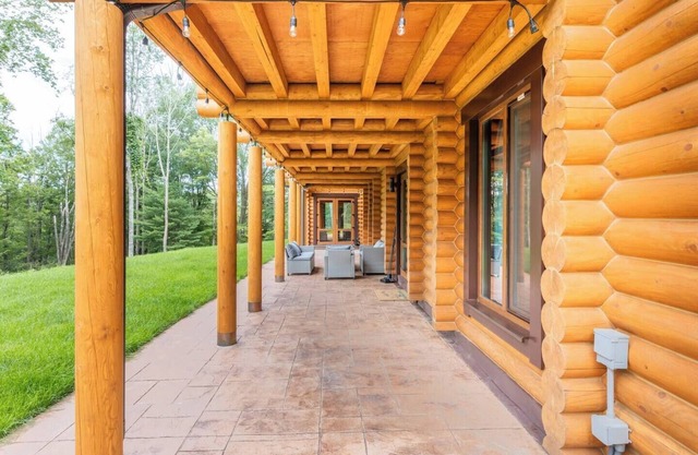 Log House Vacation Rental with Pool in 5 minutes from Camelback Resort