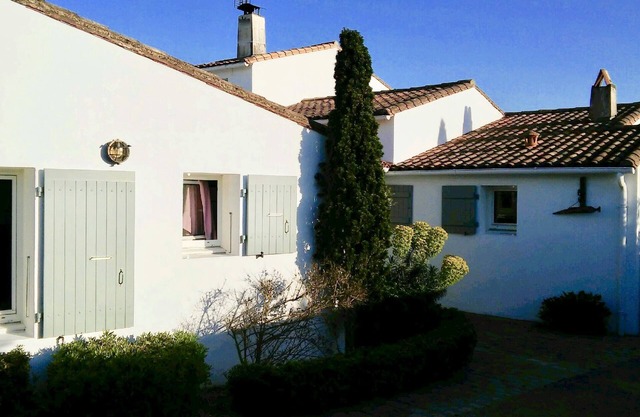 LOIX - Hermosa casa llena de encanto, decoración contemporánea, jardín grande y hermoso.