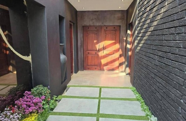 Lombard Manor Superior King Room