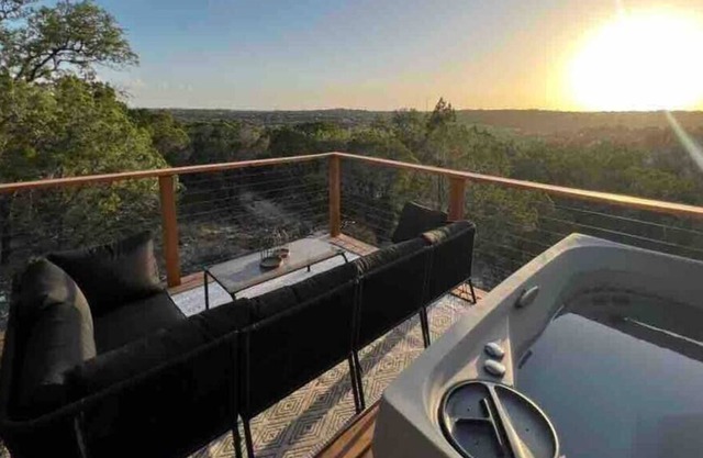 Lone Star Cabin Hilltop Views/Hot Tub/King Beds