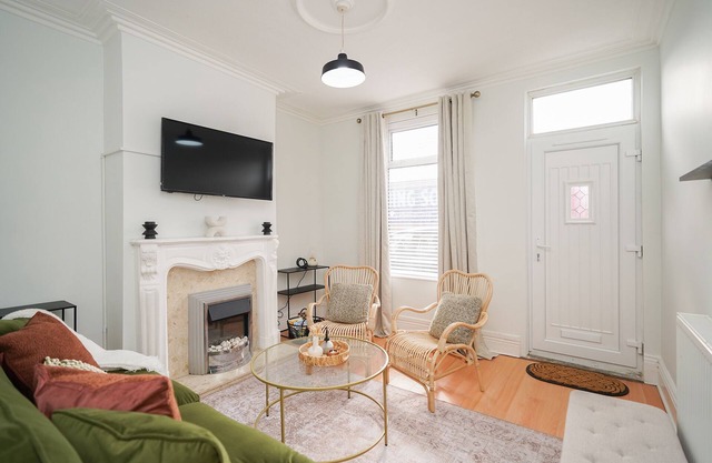 LONG STAY CONTRACTORS / RELOCATION: city centre, free parking, kitchen, WiFi