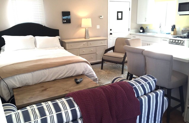 Cerca de todo! - Modern Studio Apt w / Deck privado y estacionamiento gratuito