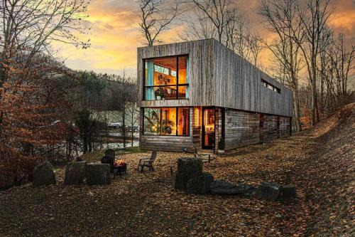 Longhaus: Modern Minimalist Luxury Home: Firepit, outdoor kitchen, pets