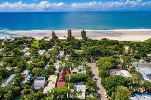 Longhouse - spacious 4 BR Belongil Beach retreat