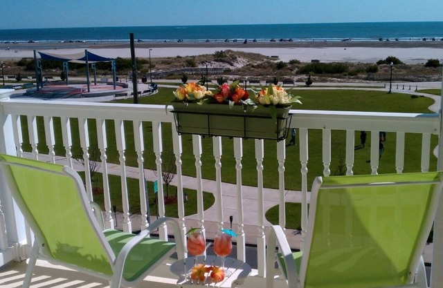 Mira este VISTA !! Lo único que falta es USTED !! Condominio frente al mar