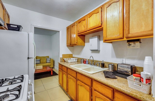 Los Angeles Vacation Rental: 9 Mi to Downtown!