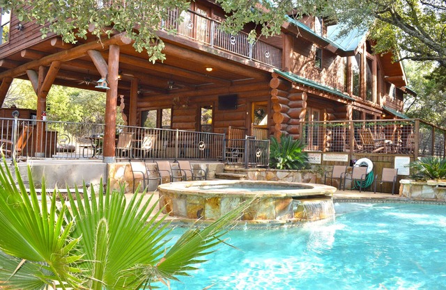 Hogar de troncos aislados: duerme 24- 5 acres de piscina privada / instalaciones de jacuzzi-resort