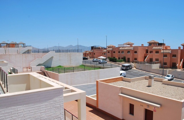 Precioso apartamento de 2 dormitorios con excelentes vistas al mar. piscina compartida y terraza de buen tamaño