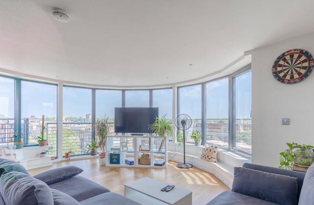 Lovely 2BD Flat with Balcony - Stoke Newington