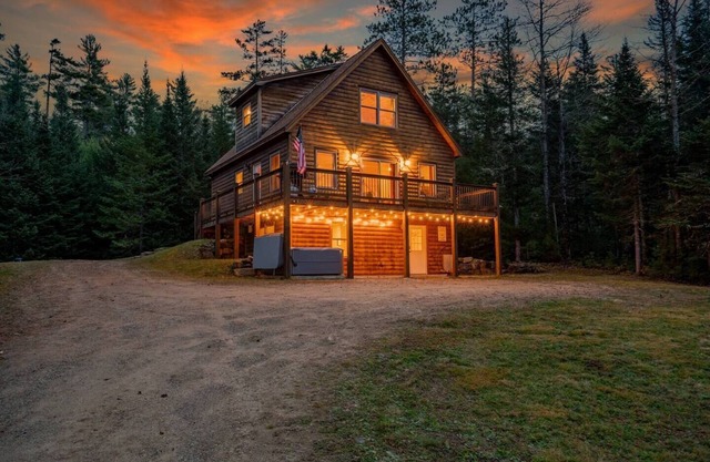 Lovely 3-bedroom chalet in Bethel with hot tub