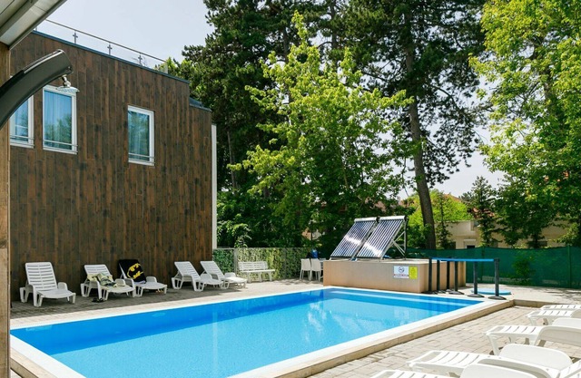 Hermoso apartamento para 8 personas con A/C, piscina, internet, TV, balcón y aparcamiento