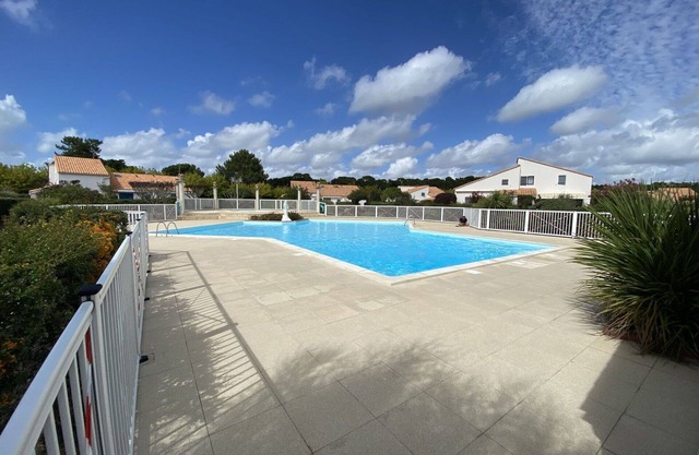 Acogedor apartamento con piscina, WIFI, TV, terraza, mascotas permitida y aparcamiento