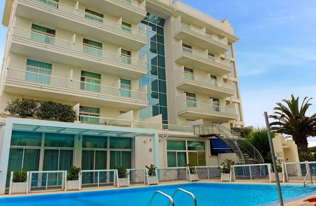Bonito apartamento con WIFI, A/C, piscina, TV, patio, mascotas permitida y aparcamiento