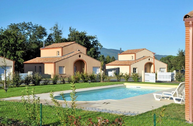 Acogedor apartamento en villa con piscina privada, TV, terraza, mascotas permitida y aparcamiento