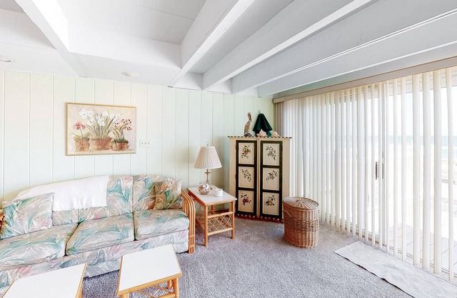 Lovely Beachfront Home w/Spectacular Ocean Views From Deck + Free WiFi