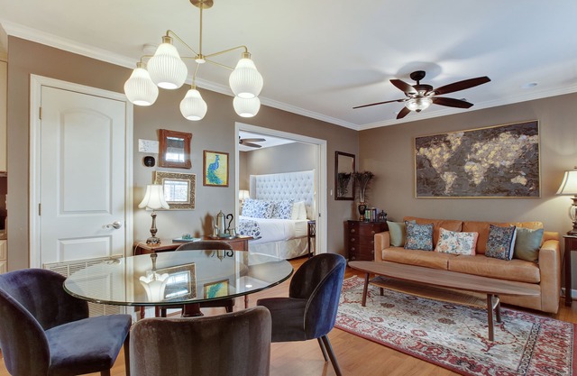 Lovely Carriage House In the Middle of Downtown!