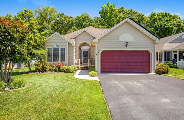 Lovely dog-friendly home with tennis, fast WiFi, deck, grill & W/D