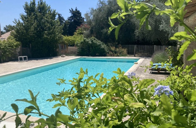 preciosa casa de familia en el campo, jardín y gran piscina.