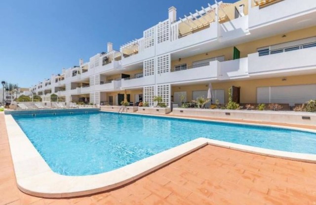 Precioso apartamento en el primer piso Balcón grande con vistas a la piscina y jardines con licencia