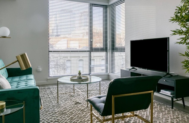 Lovely Furnished 2BR in Oakland, Pet-Friendly