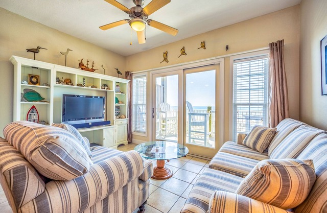 Lovely home in oceanfront location with central AC, access to pool/hot tub