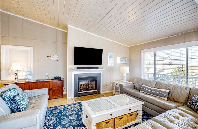 Lovely home with private pool, hot tub, foosball, air hockey & easy beach access