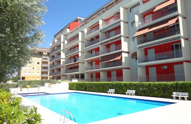 Precioso piso con balcón y piscina compartida.