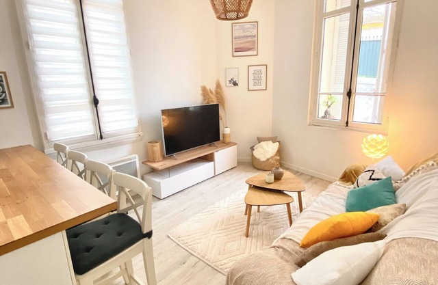 Lovely, quiet apartment. 10-minute walk to beaches and steps